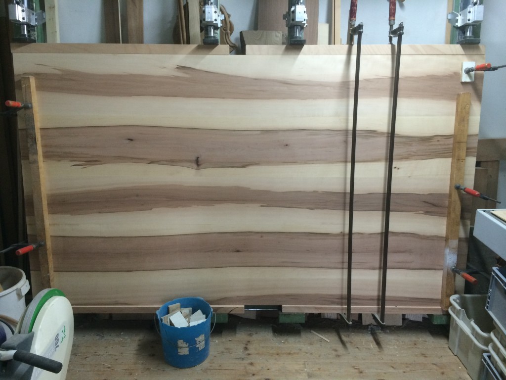 Verleimen der 2300/1300mm grossen Tischplatte